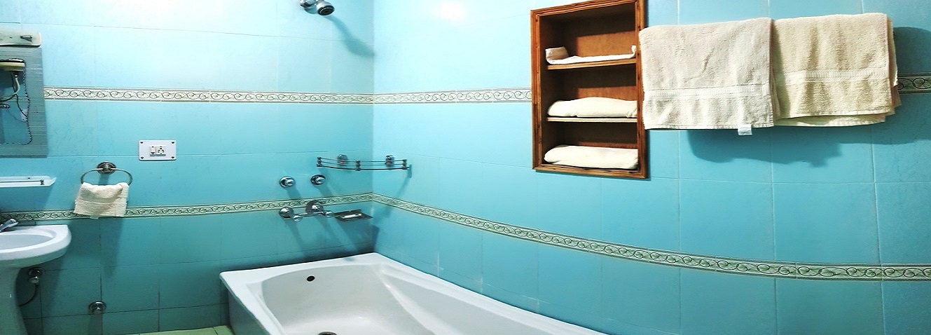 bath tub ensuite